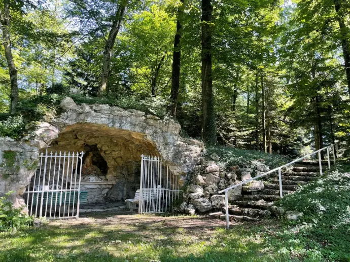 Grotte et chapelle naturelle dans le parc du domaine L’Écrin du Monastère à Montferrand-le-Château, idéale pour cérémonies en extérieur.
