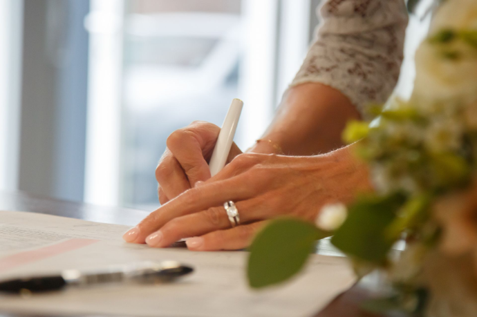 Signature des mariés lors de la cérémonie au domaine L’Écrin du Monastère près de Besançon.