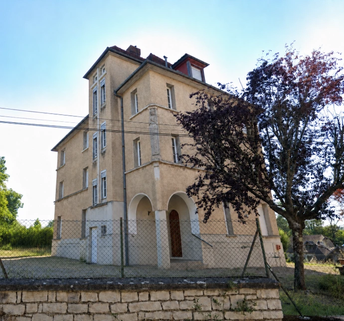 La Villa, option d’hébergement de L’Écrin du Monastère avec espaces de couchage pour les invités, à Montferrand-le-Château.