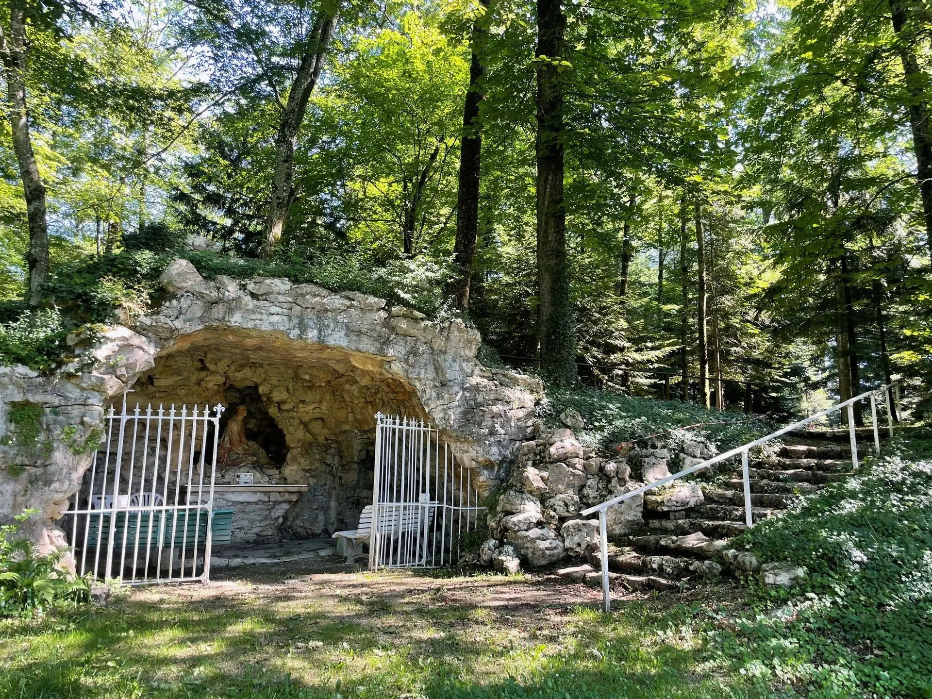 Grotte au cœur du parc du domaine pour cérémonie symbolique et photos de mariés.